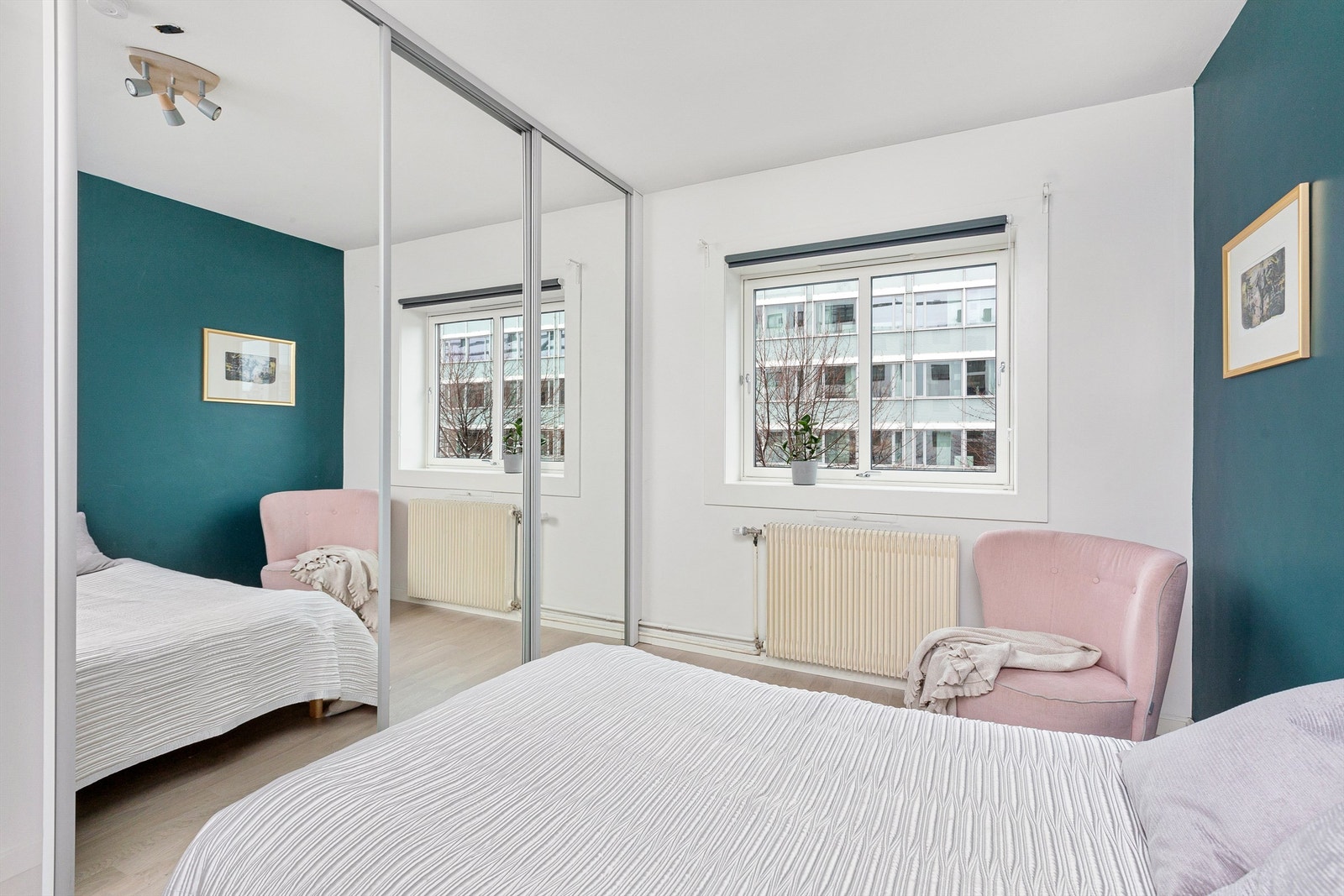 Stor skyvedørsgarderobe hvor det er godt med oppbevaringsplass Galleribilde