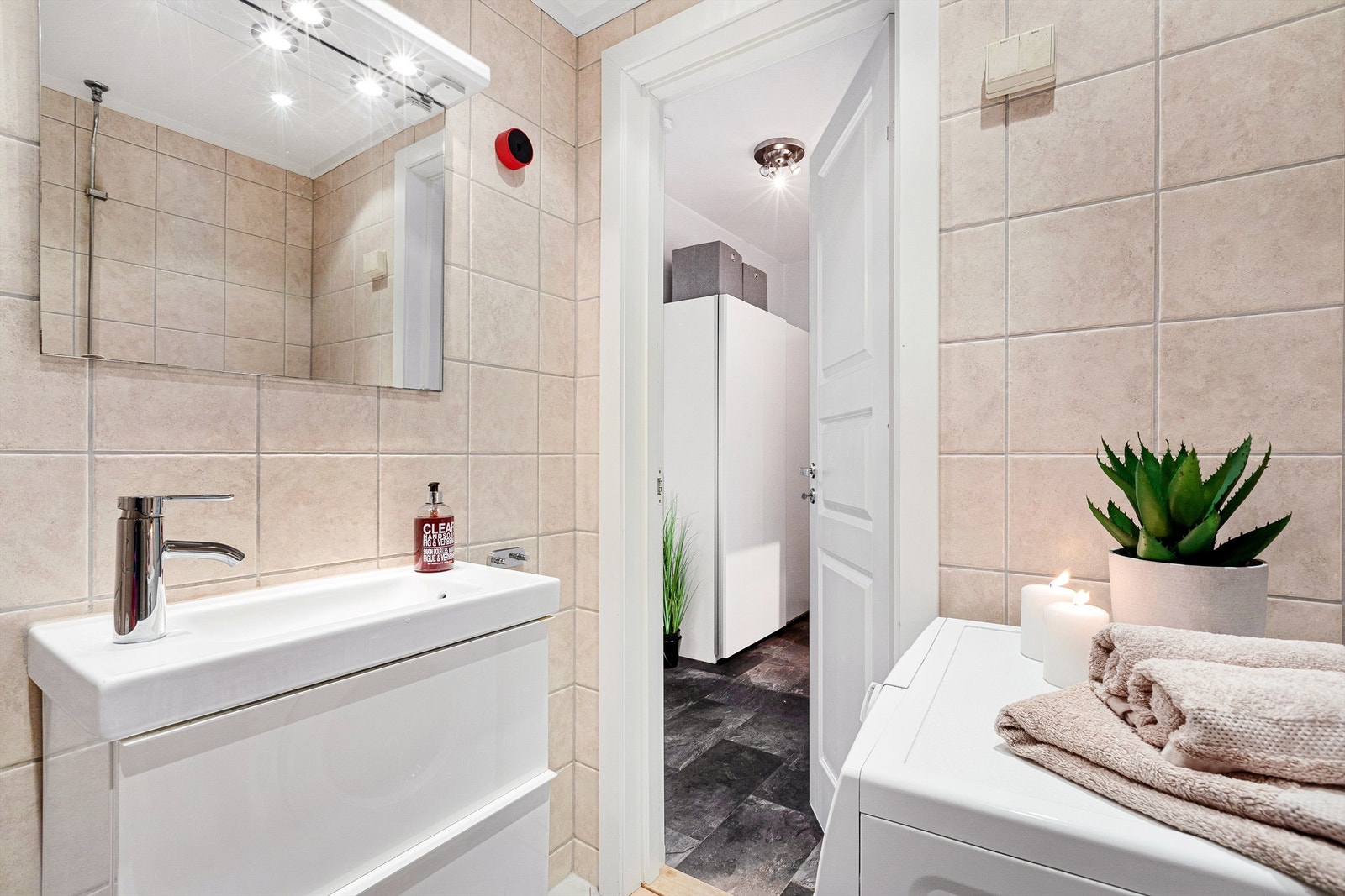 Servantinnredning med oppbevaring - Plass og opplegg til vaskemaskin på badet Galleribilde