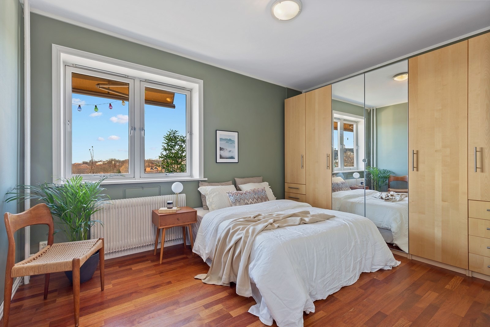 Mye lagringsplass i det store garderobeskapet. Galleribilde