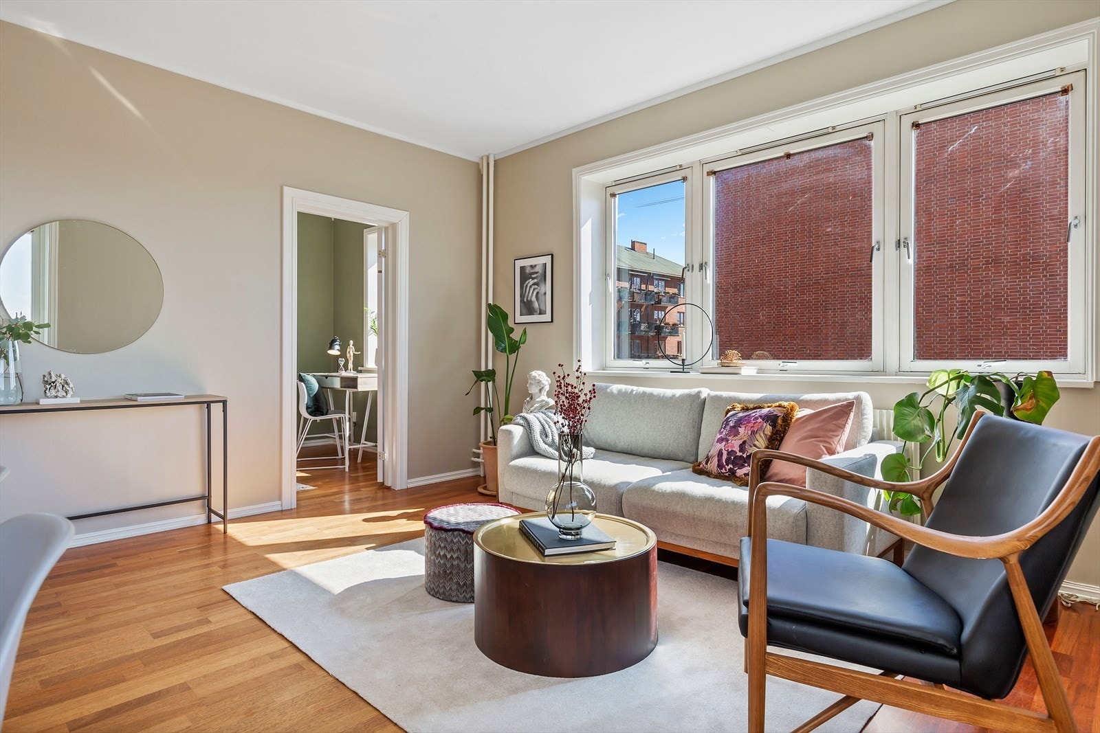 I stuen er det god plass til stor sofagruppe med tilhørende møblement. Galleribilde