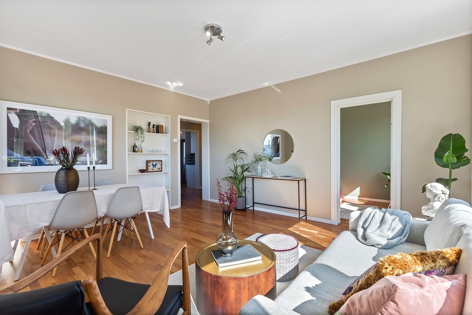 Stor stue med gode møbleringmuligheter. Galleribilde