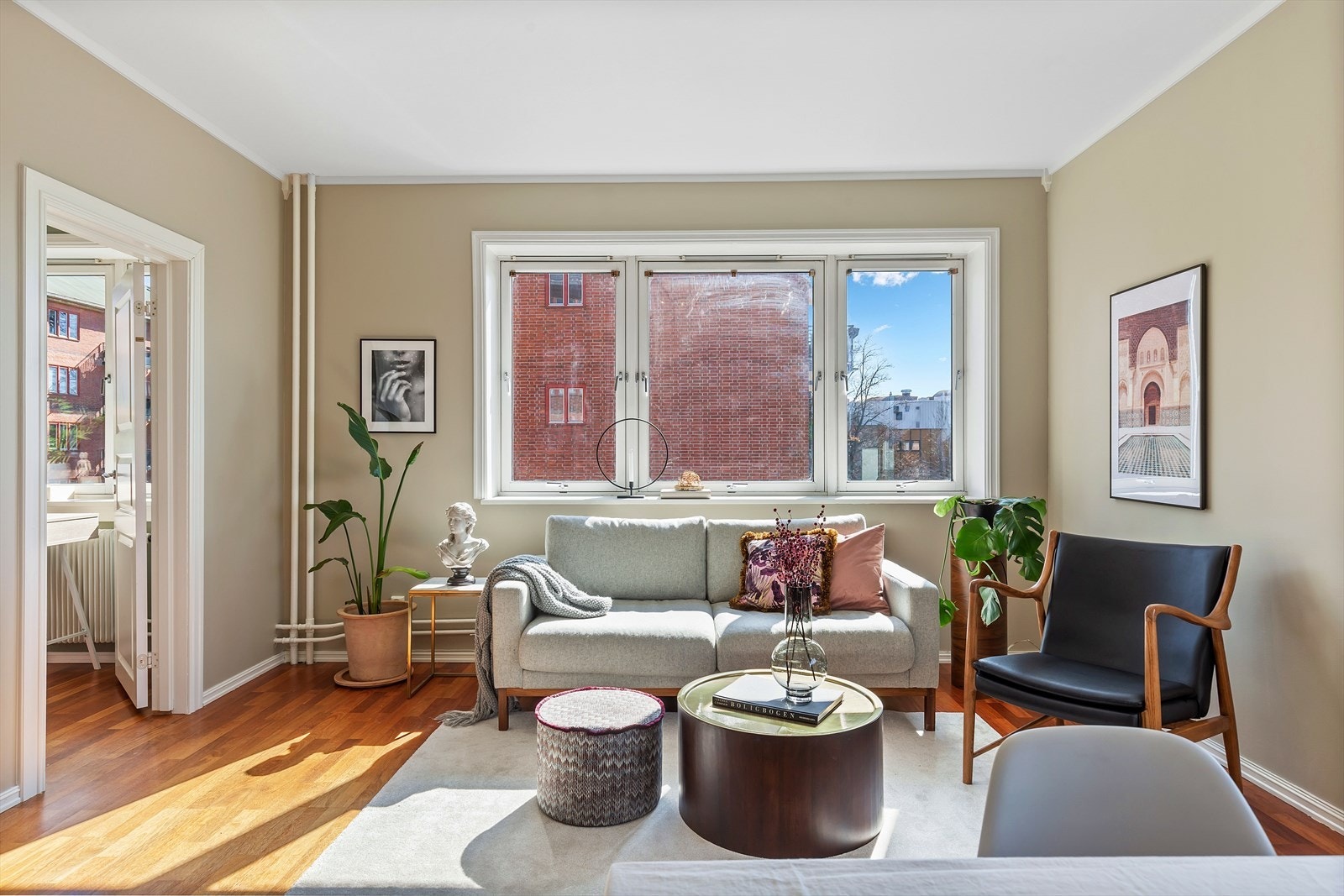 Leiligheten er både ende- og hjørneleilighet som gir den utrolig gode lysforhold inn. Galleribilde