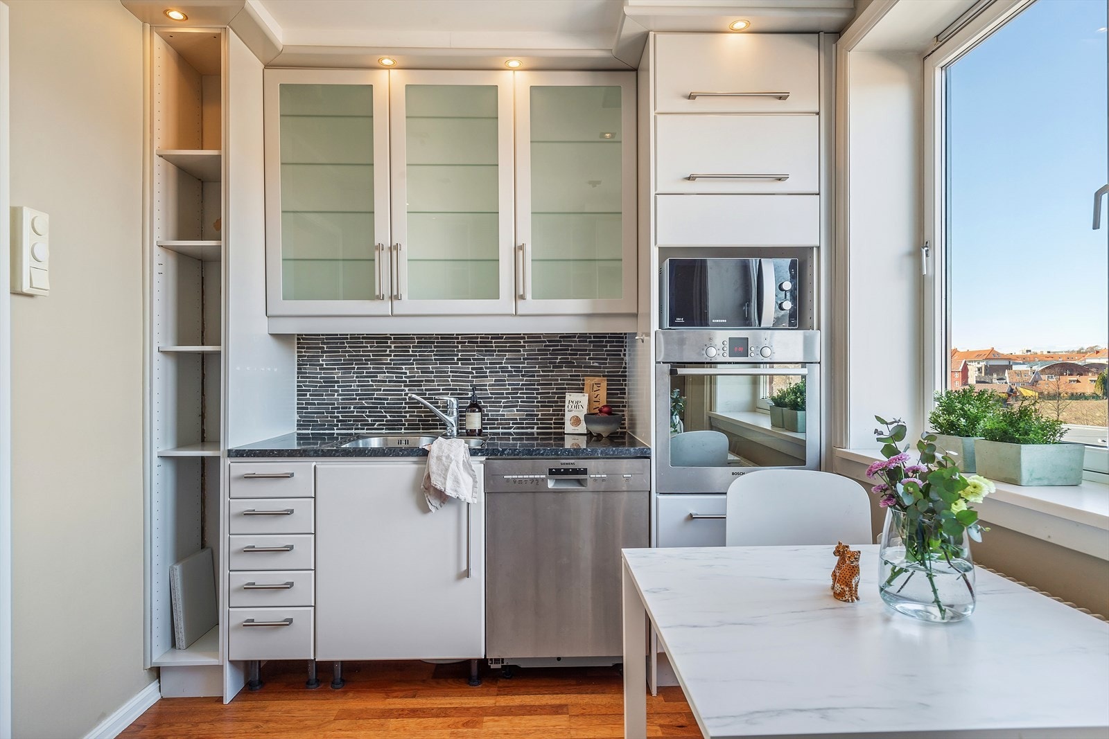 Tidløs kjøkkeninnredning med mye skap- og benkeplass. Integrerte hvitevarer. Galleribilde