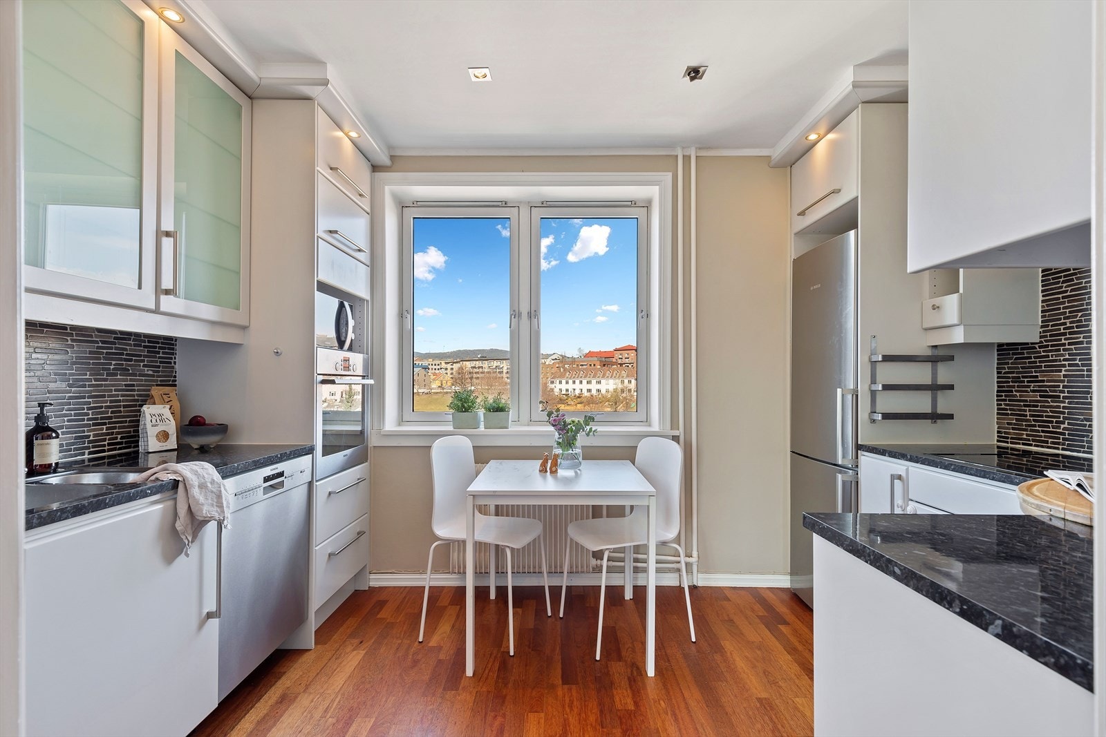 Nyt lange frokoster med flott utsikt. Galleribilde