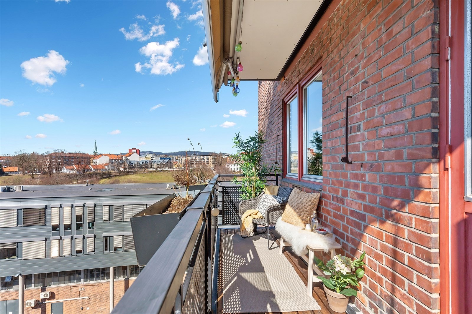 Flott hjørneleilighet med solrik balkong og utsikt utover Oslos tak. Galleribilde