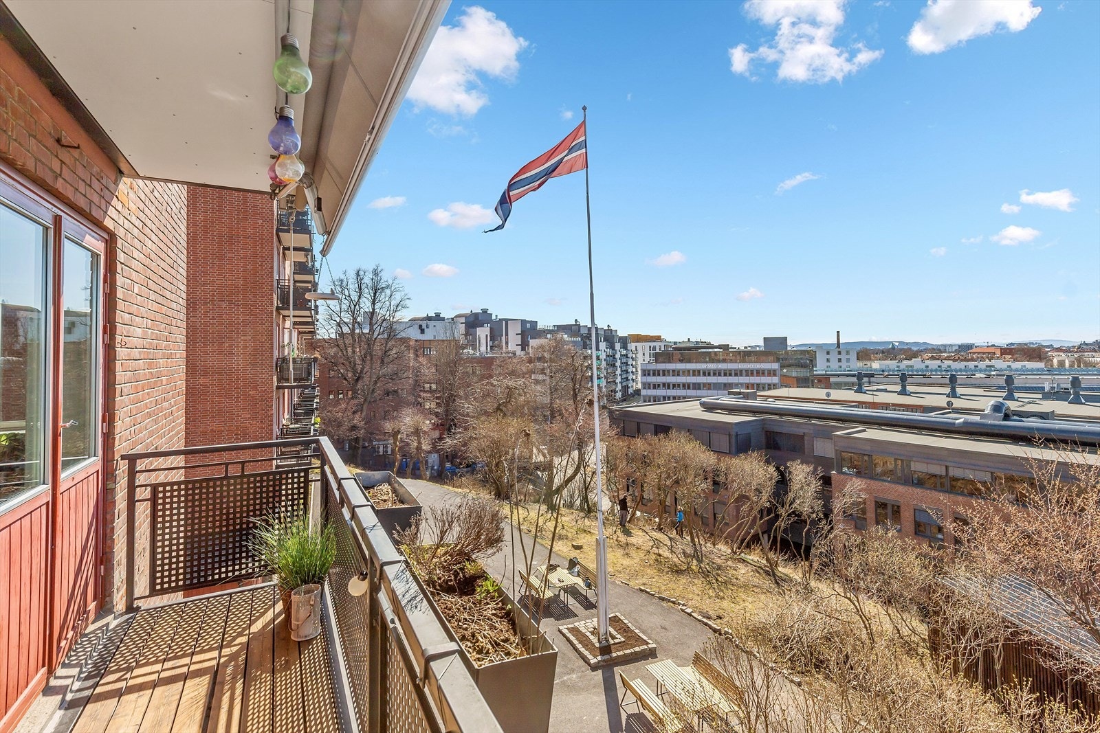 Nyt varme sommerdager på denne solrikt balkongen. Galleribilde