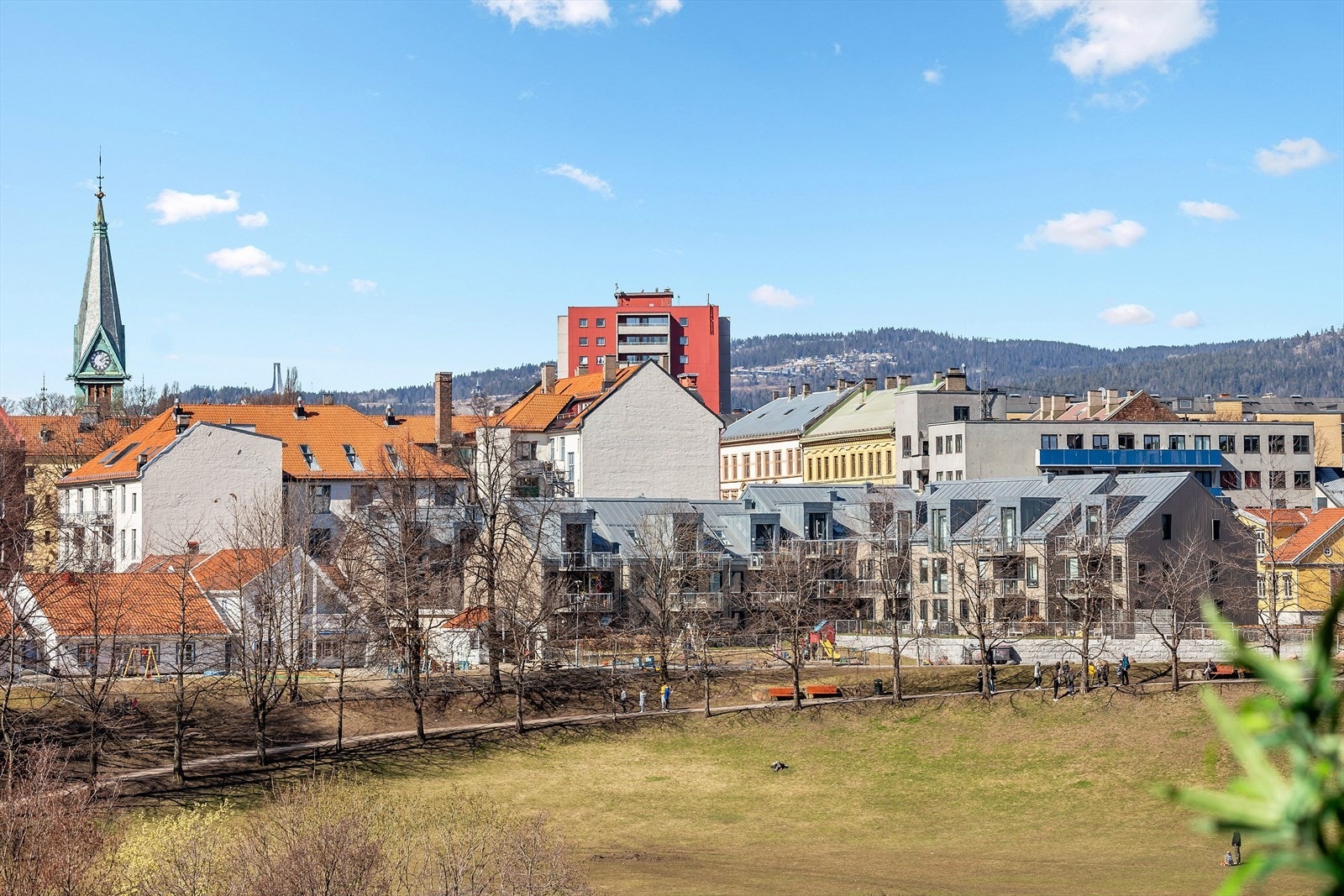 Fra balkongen har du flott utsikt ut mot Myraløkka og Holmenkollen. Galleribilde