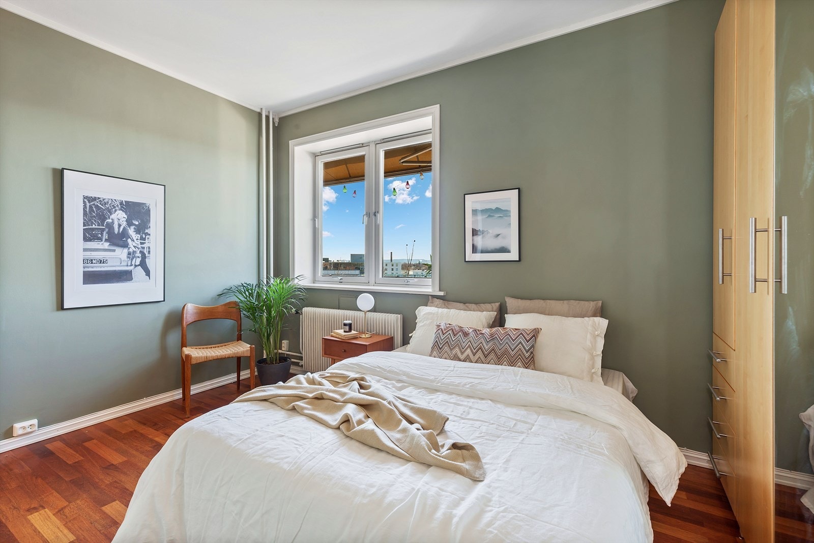 Hovedsoverommet finner du i enden av gangen og har god plass til stor dobbeltseng. Galleribilde