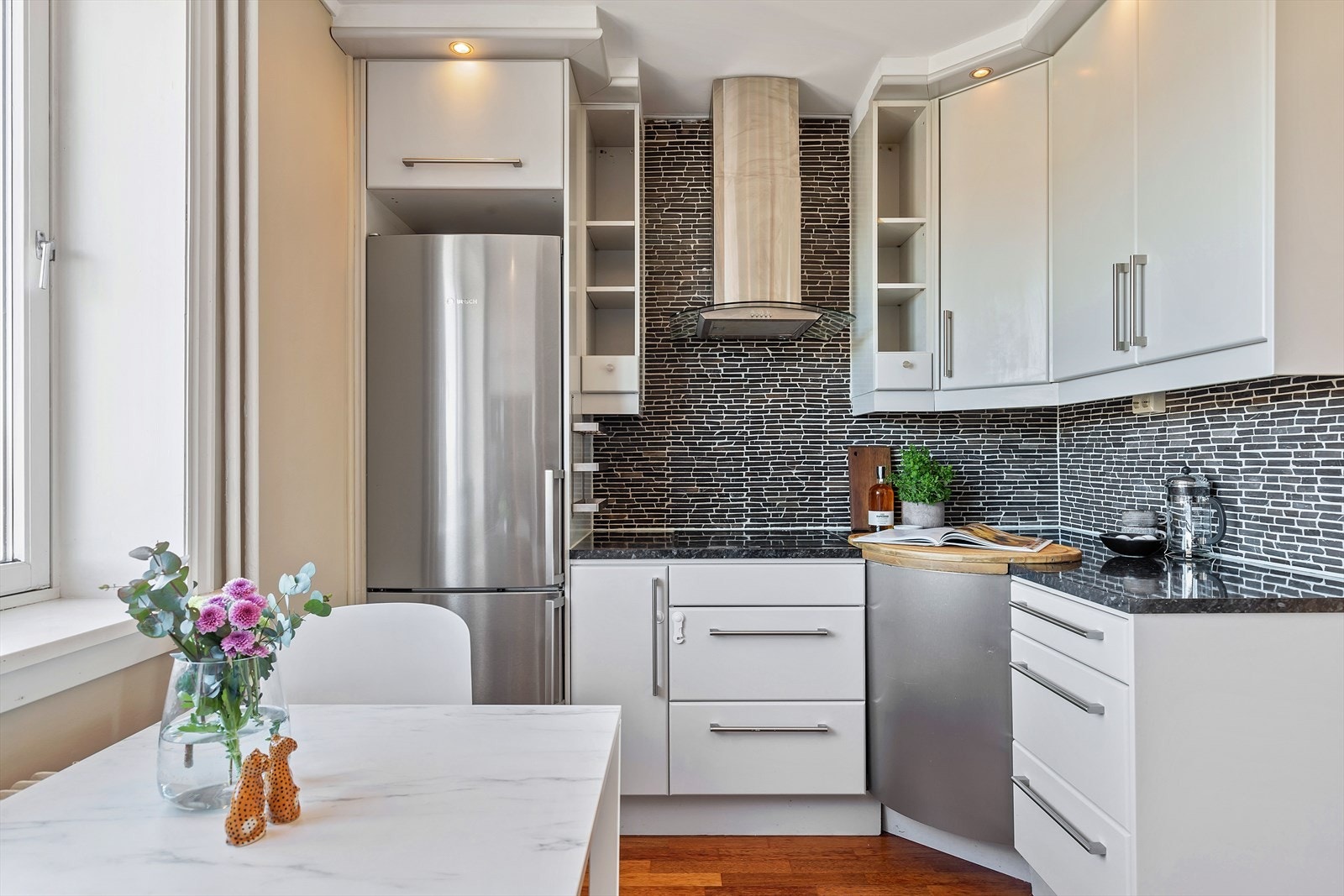 Leiligheten har separat kjøkken med god plass til spisebord. Galleribilde