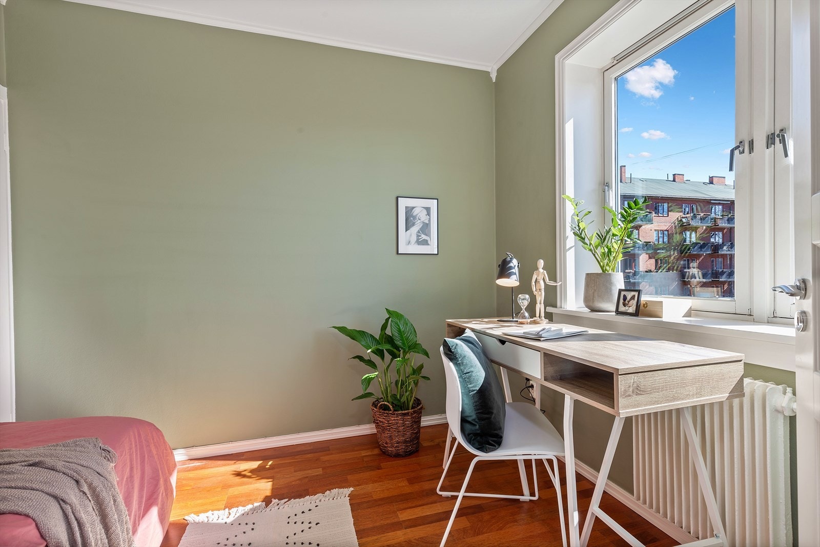 Soverom to finner du innenfor stuen og vender ut mot bakgård. Galleribilde