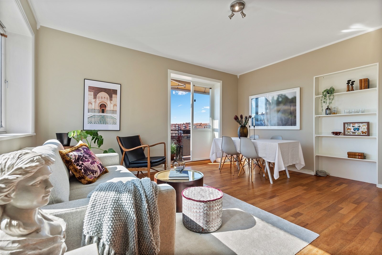 Lys og luftig leilighet i byggets tredje etasje med flott utsikt utover Oslos tak. Galleribilde