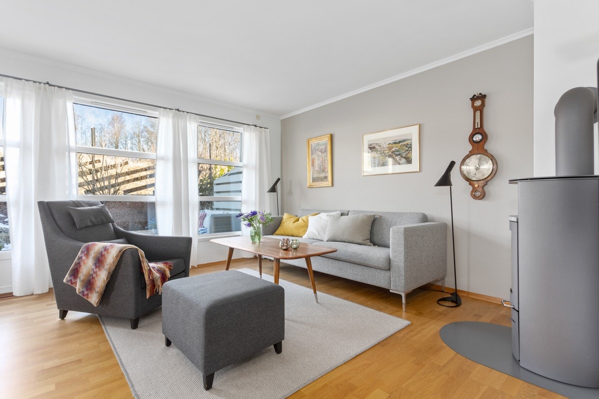 Fra stuen er det utgang til terrasse og hagen. Galleribilde