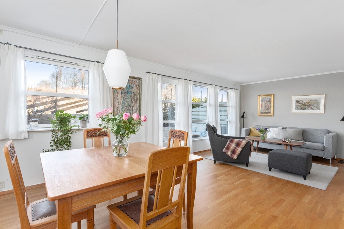 Stue og spisestue i et stort rom med plass til hele familien. Galleribilde