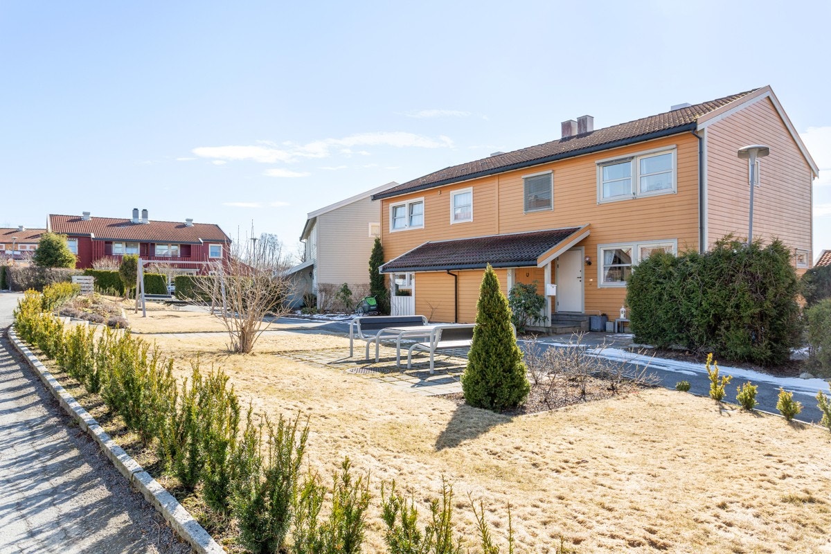 Hyggelige botun med grøntområder og lekeplasser. Galleribilde