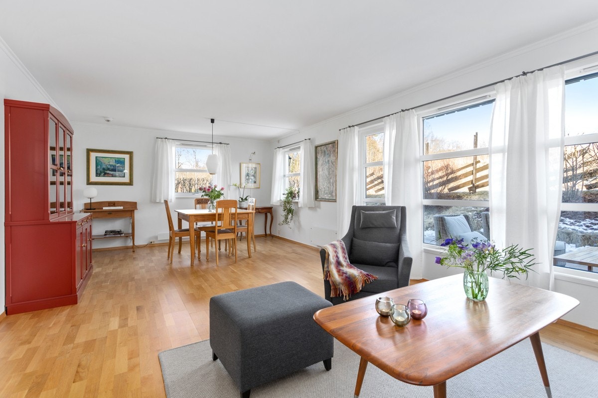 Store vinduer på to vegger gir lys, luft og romfølelse. Galleribilde