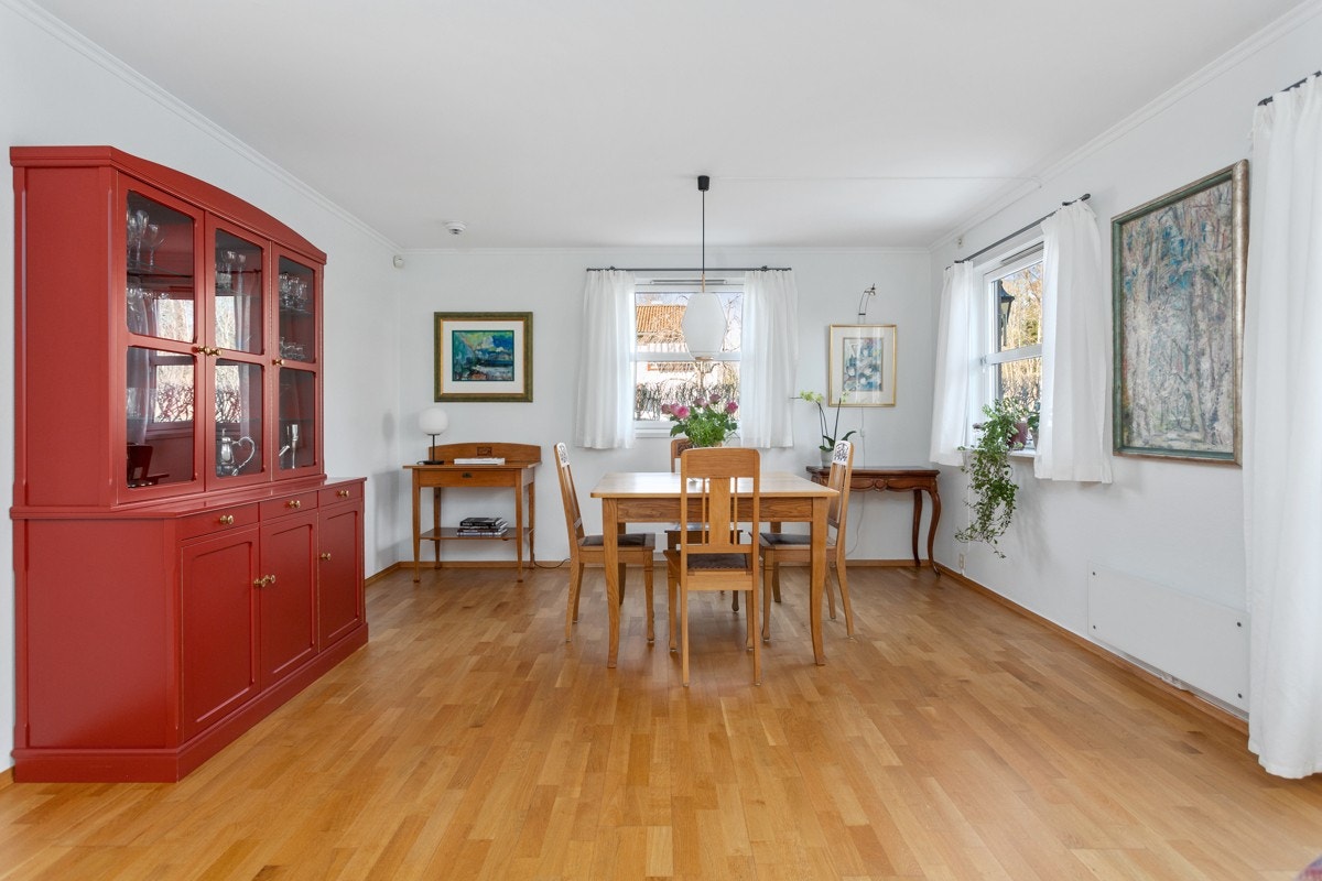 Spisestuen har plass til middagsselskap med mange gjester. Galleribilde