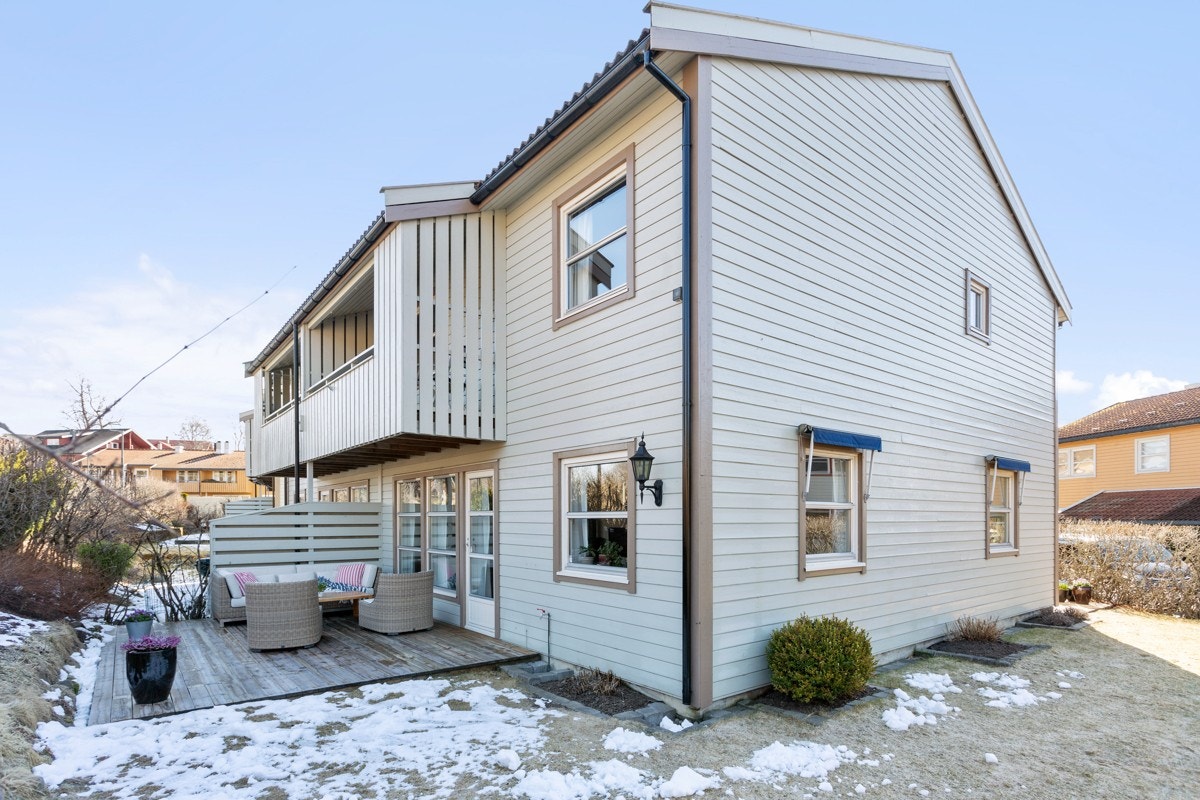 Den vestvente hagen er pent opparbeidet med plen, hekk og prydbusker. Galleribilde