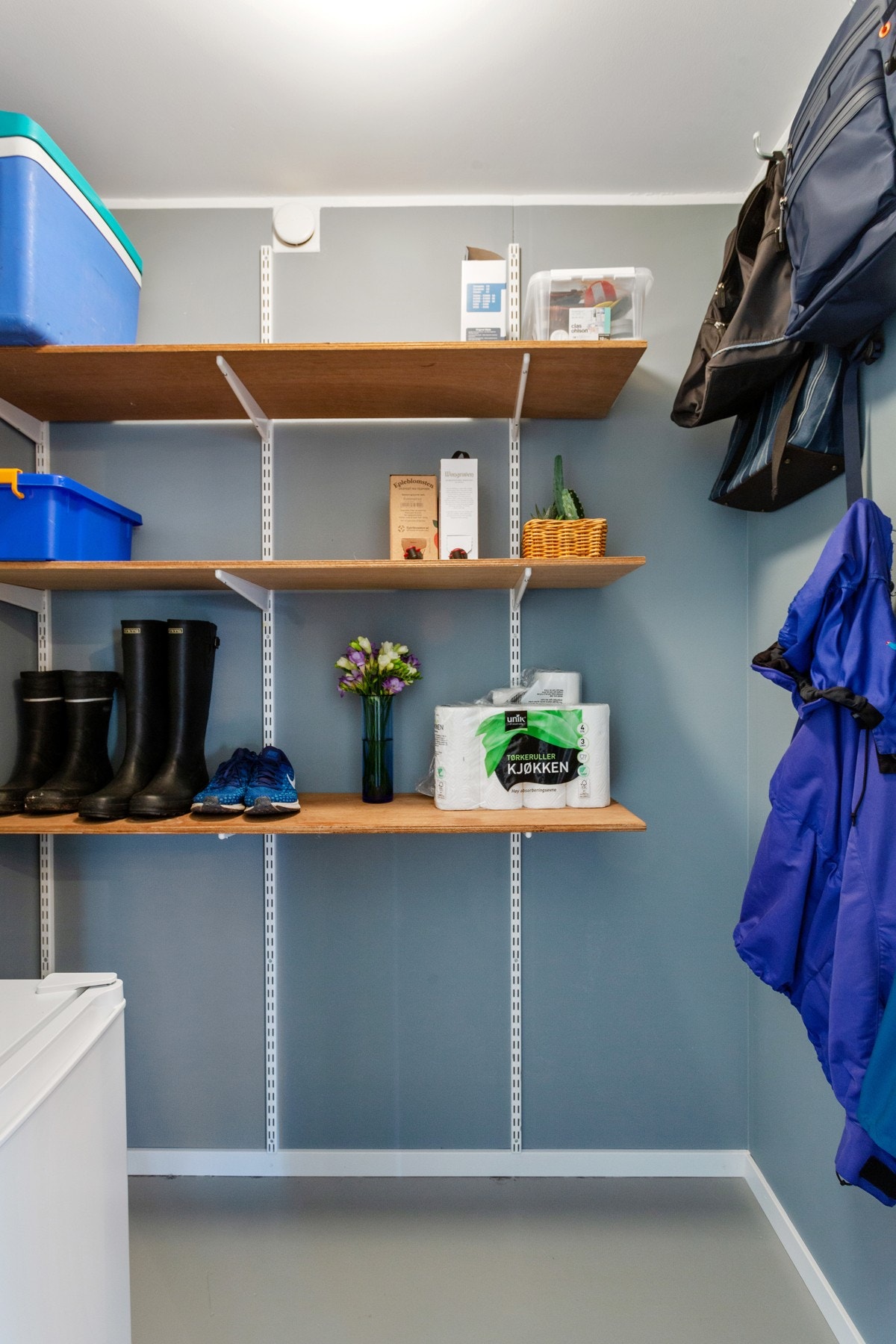 Boligen har både innvendig og utvendig bod i tillegg til lagringsloft. Galleribilde