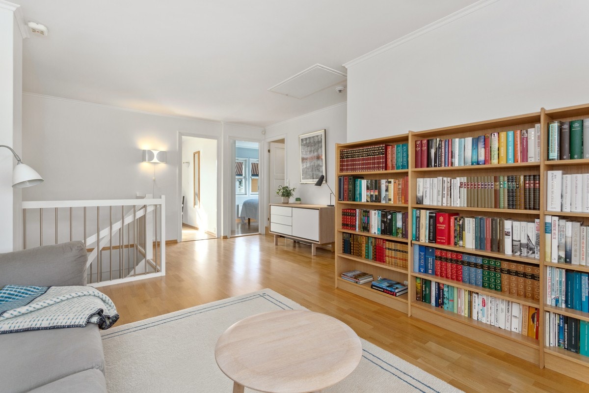 I tillegg til stuen er det 3 soverom, vaskerom og bad i 2 etasje. Galleribilde