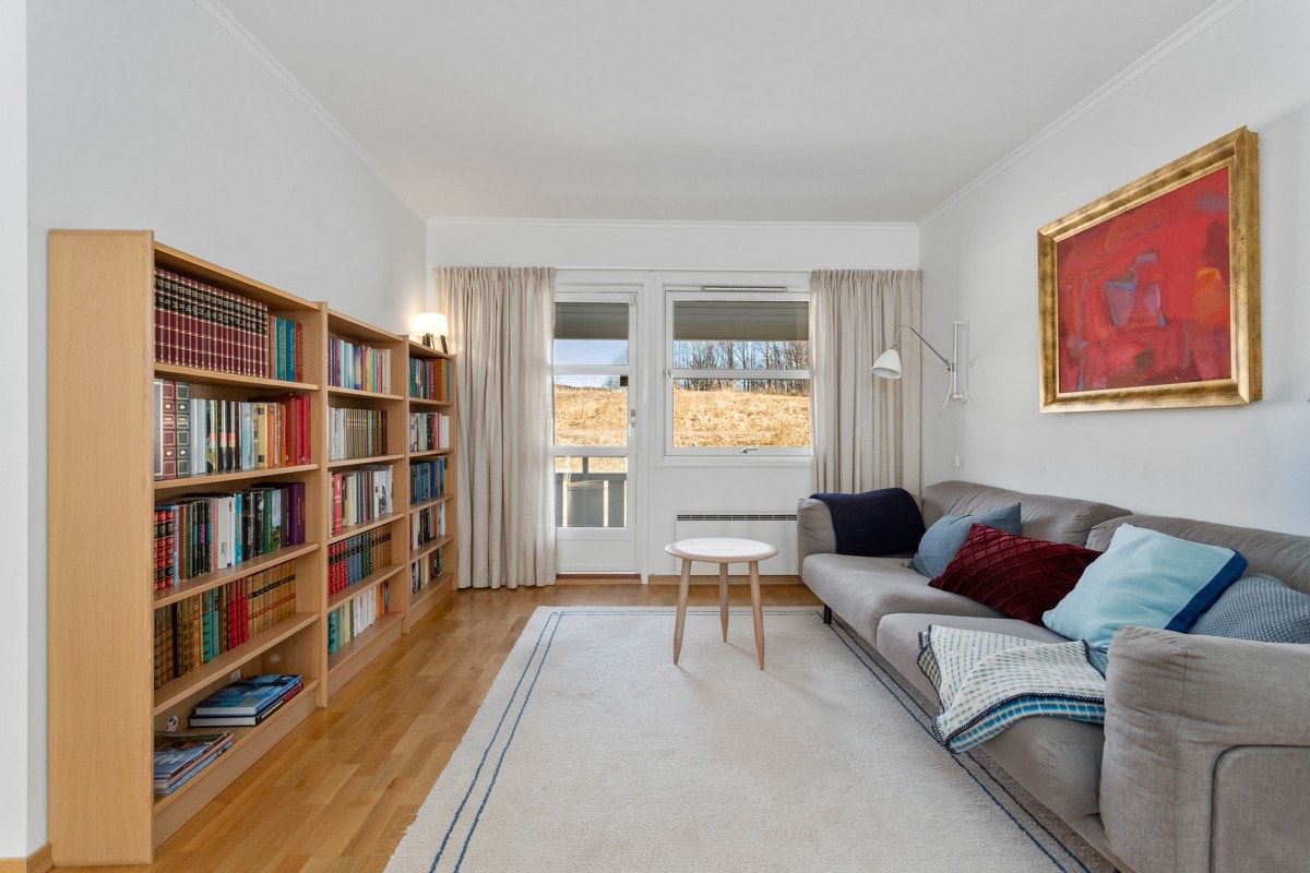 Stuen i 2 etasje har utgang til balkongen. Galleribilde