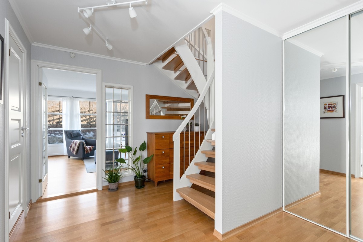 Rommelig entrè med garderobe og tilgang bod. Her har du god plass til å henge fra deg jakken og sette fra deg skoenenår du kommer hjem. Galleribilde