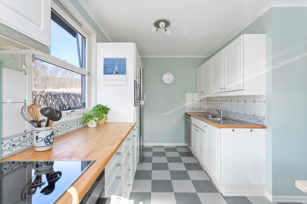 Det er godt med skapplass og armslag for kokken. Galleribilde