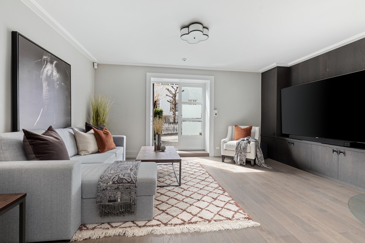 Stor peisestue med utgang til hage Galleribilde