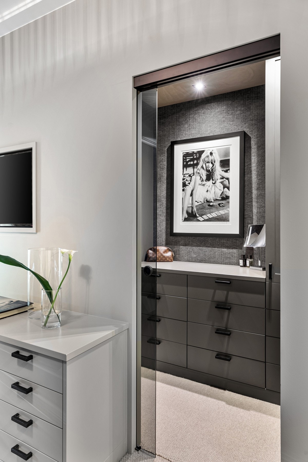 Walk-in closet i tilknytning til hovedsoverom Galleribilde