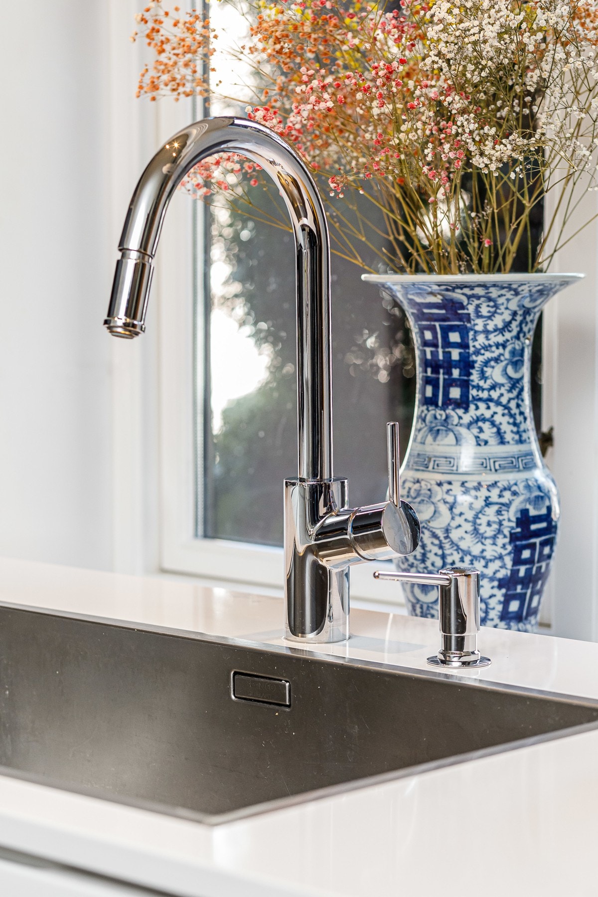 Servant og integrert såpedispenser Galleribilde