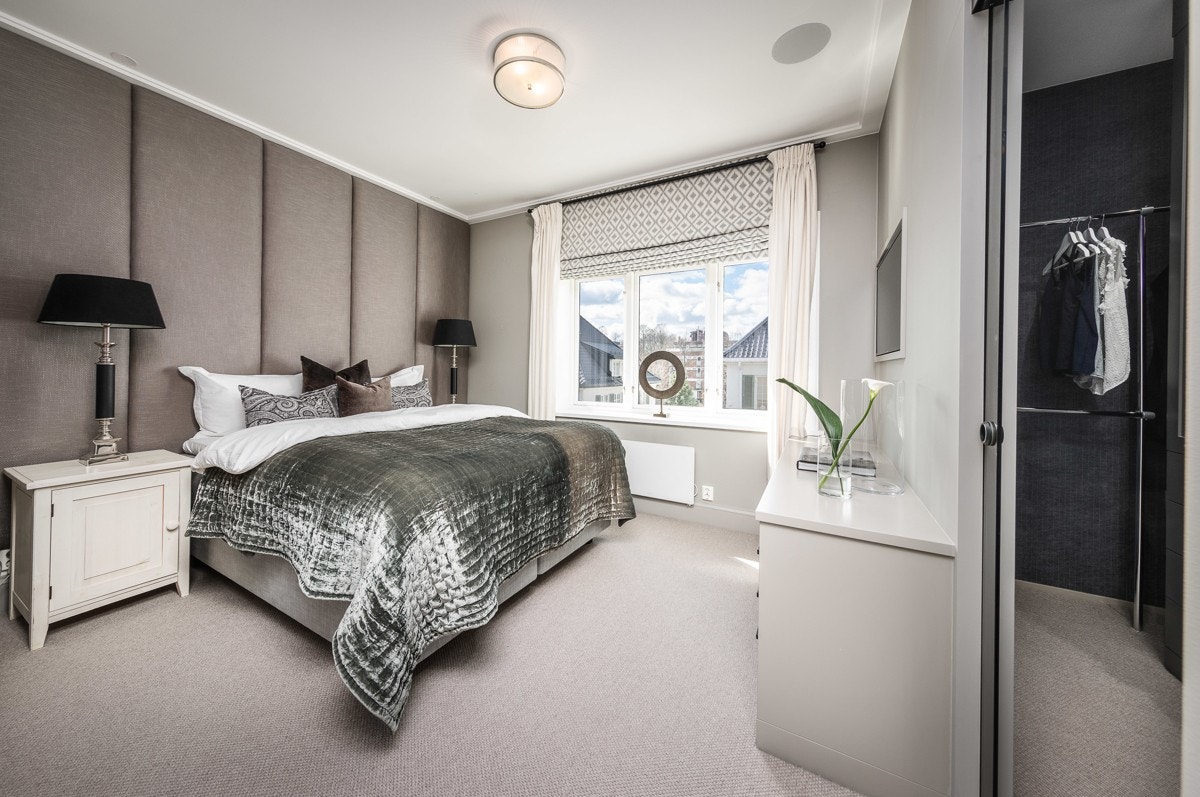 Masteravdeling har direkte adkomst til stilfullt dusjbad/wc og omkledningsrom Galleribilde