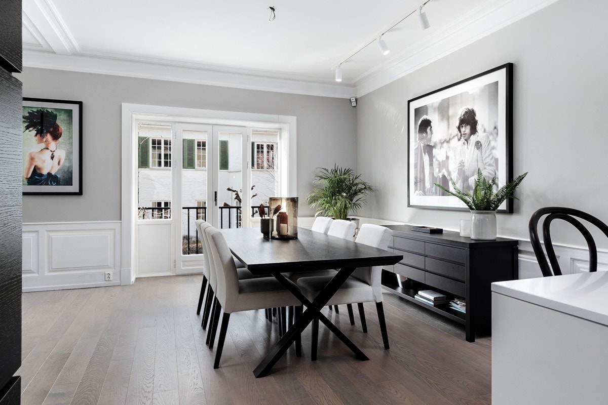 Spisestue med fransk balkong som vender mot sørvest Galleribilde