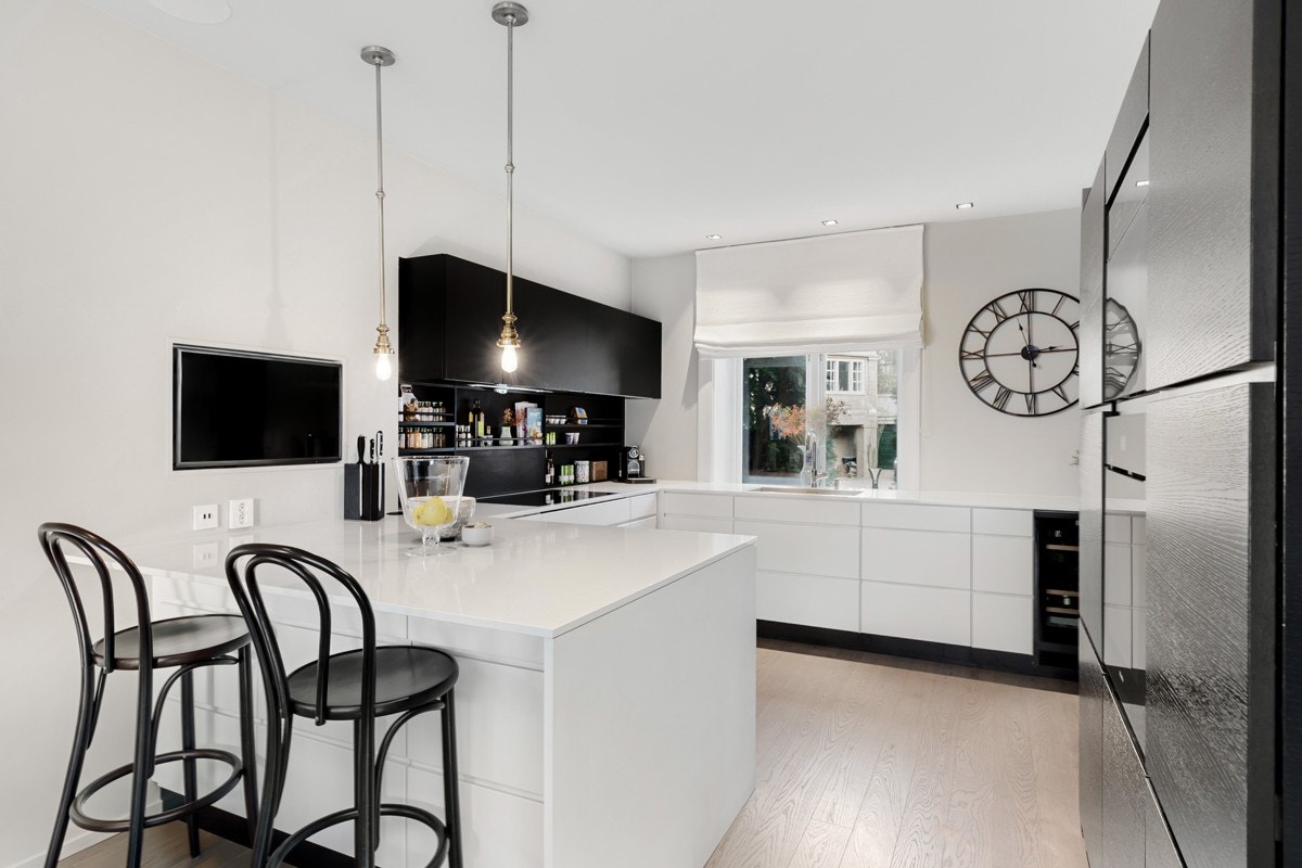 Moderne og lekkert kjøkken. Deler av innredningen er fra italienske Expo-Nova/Varenna Galleribilde