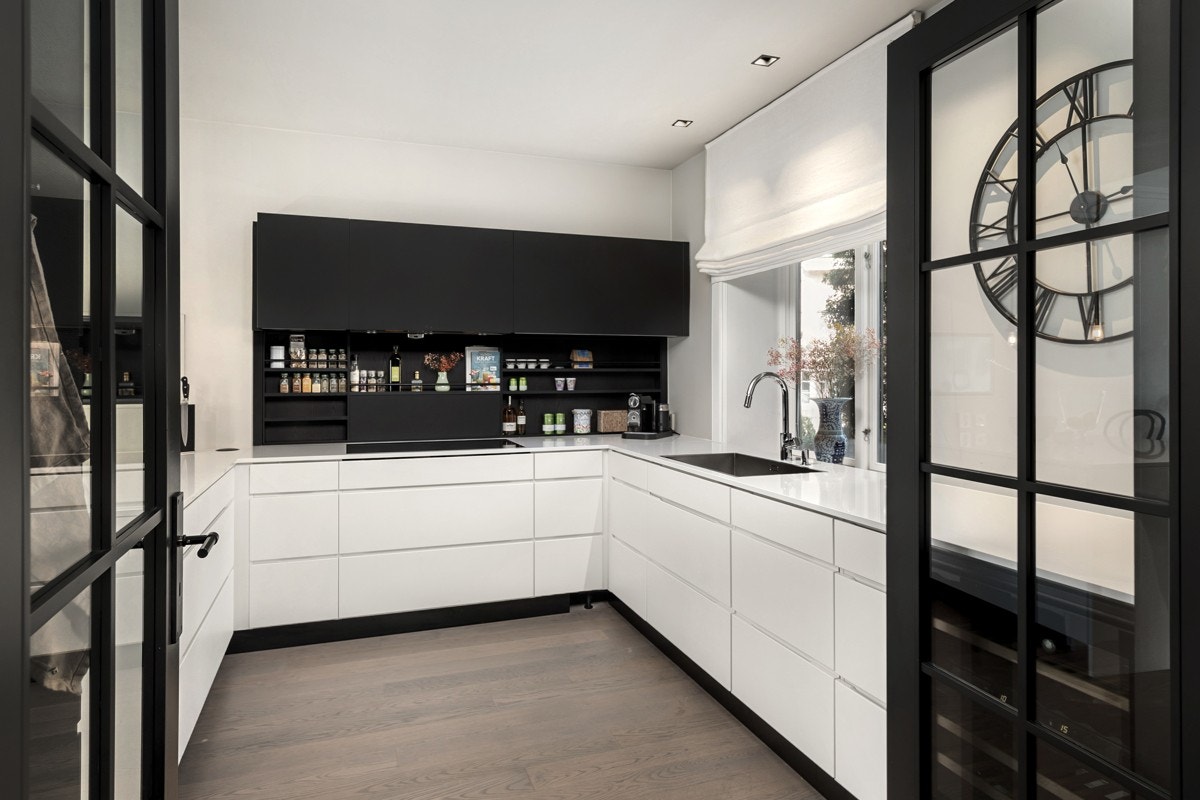 Kjøkken med inngang fra hall Galleribilde