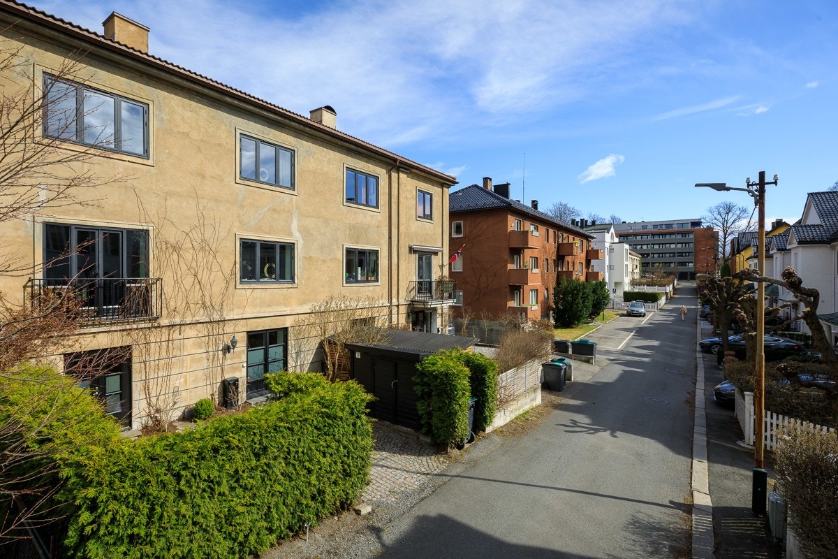 Stille og rolig gate. Parkering med elbil-lader på tomten. Galleribilde