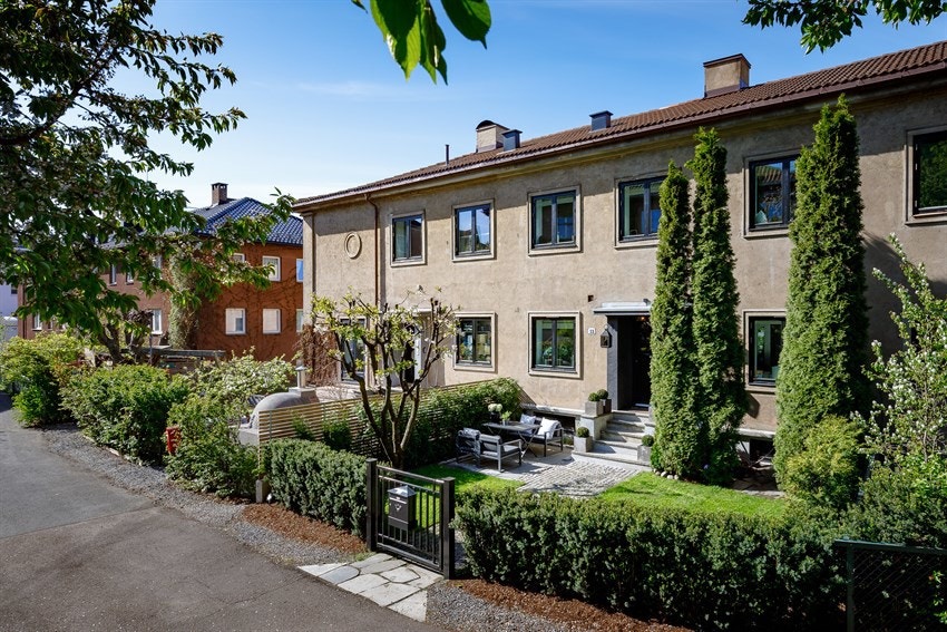 Biloppstillingsplass på inngangssiden samt med innkjøring fra Magnus Barfots gate Galleribilde