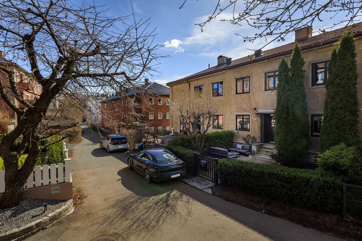 Boligen har en egen biloppstillingsplass på del av tomt i privat stikk vei rett utenfor og inntil egen hekk Galleribilde