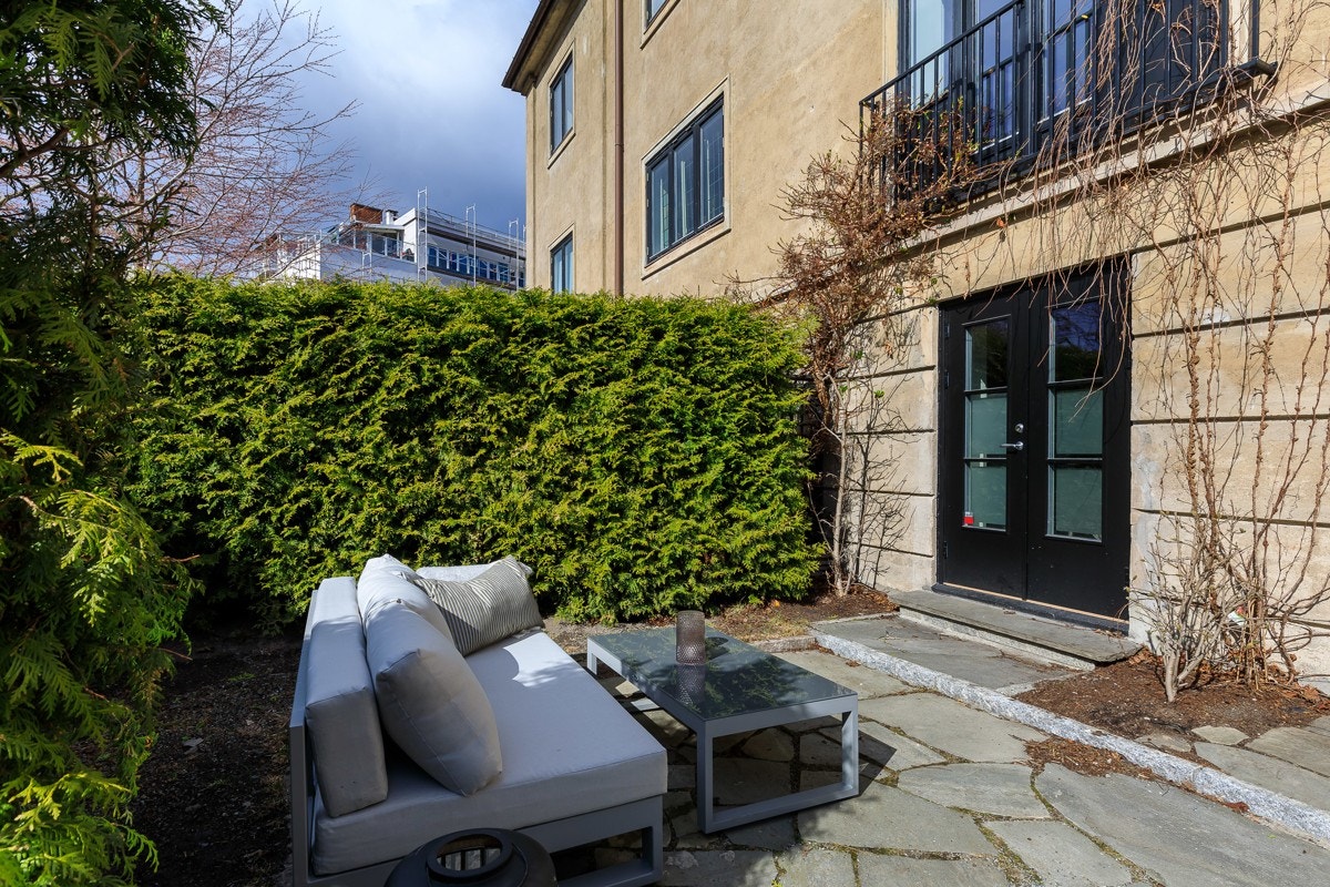 Grønn og frodig eiendom med to uteplasser Galleribilde