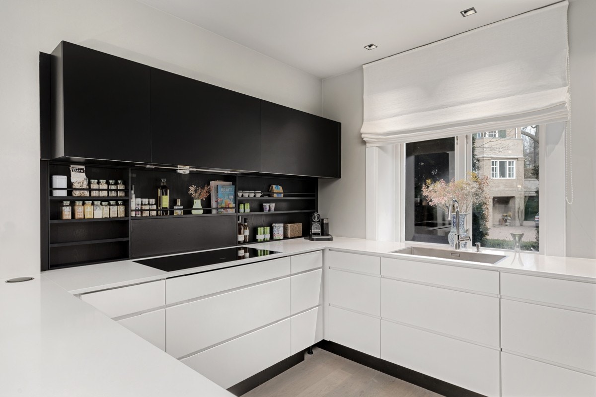 To stk stekeovner, vinskap, kjøleskap, fryseskap og oppvaskmaskin for å nevne noe Galleribilde