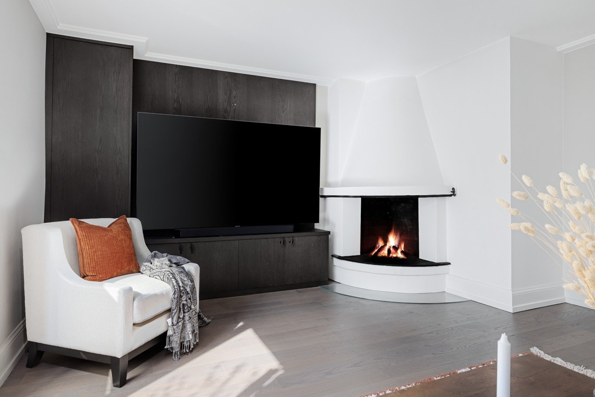 Peisestue i underetasje med utgang til hage Galleribilde