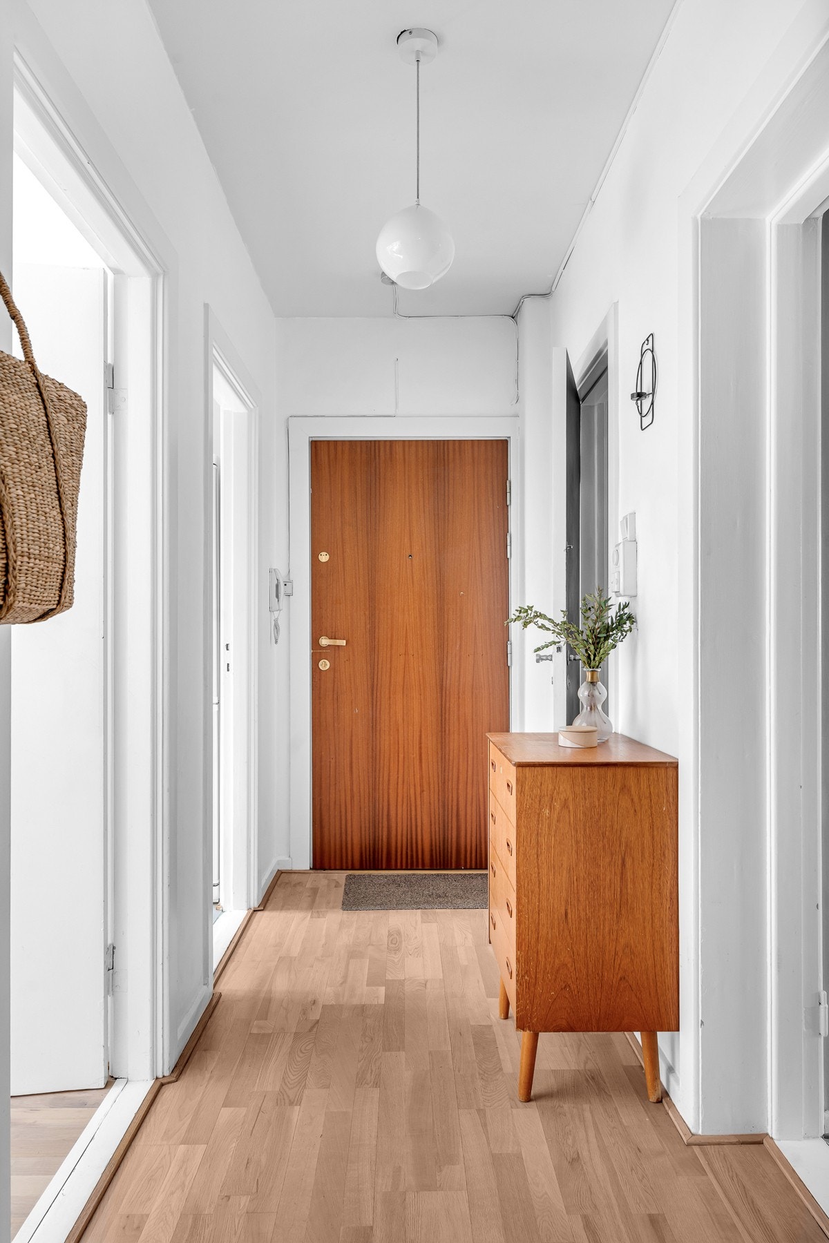 Lys og innbydende entré med direkte tilknytning til bod. Galleribilde