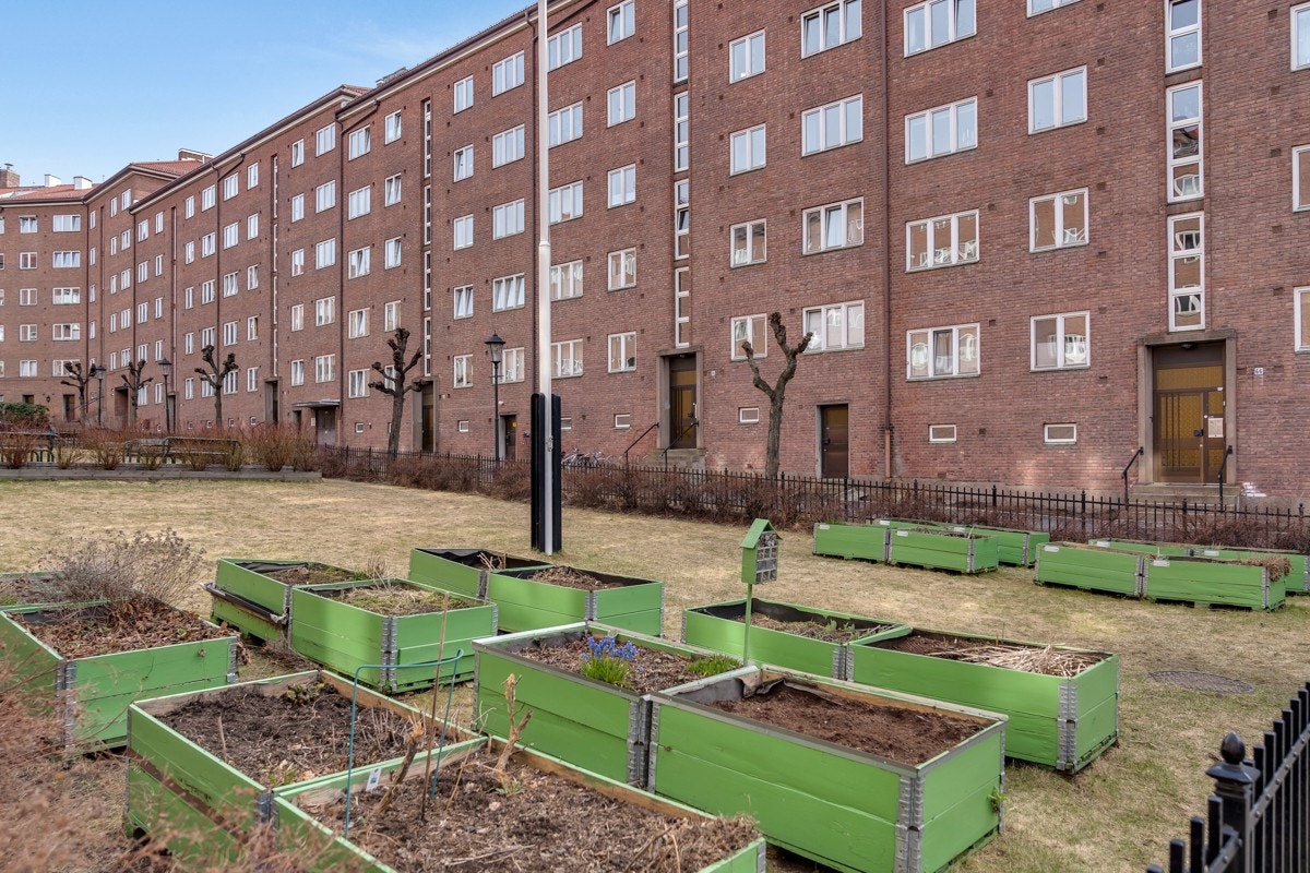 Bakgården er pent opparbeidet med grøntarealer og sittegrupper. Galleribilde