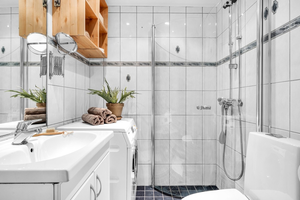 Leilighetens bad og røropplegg ble pusset opp i 2000/01 i regi av borettslaget.Gulvflisene og varmekablene er fra 2011. Galleribilde