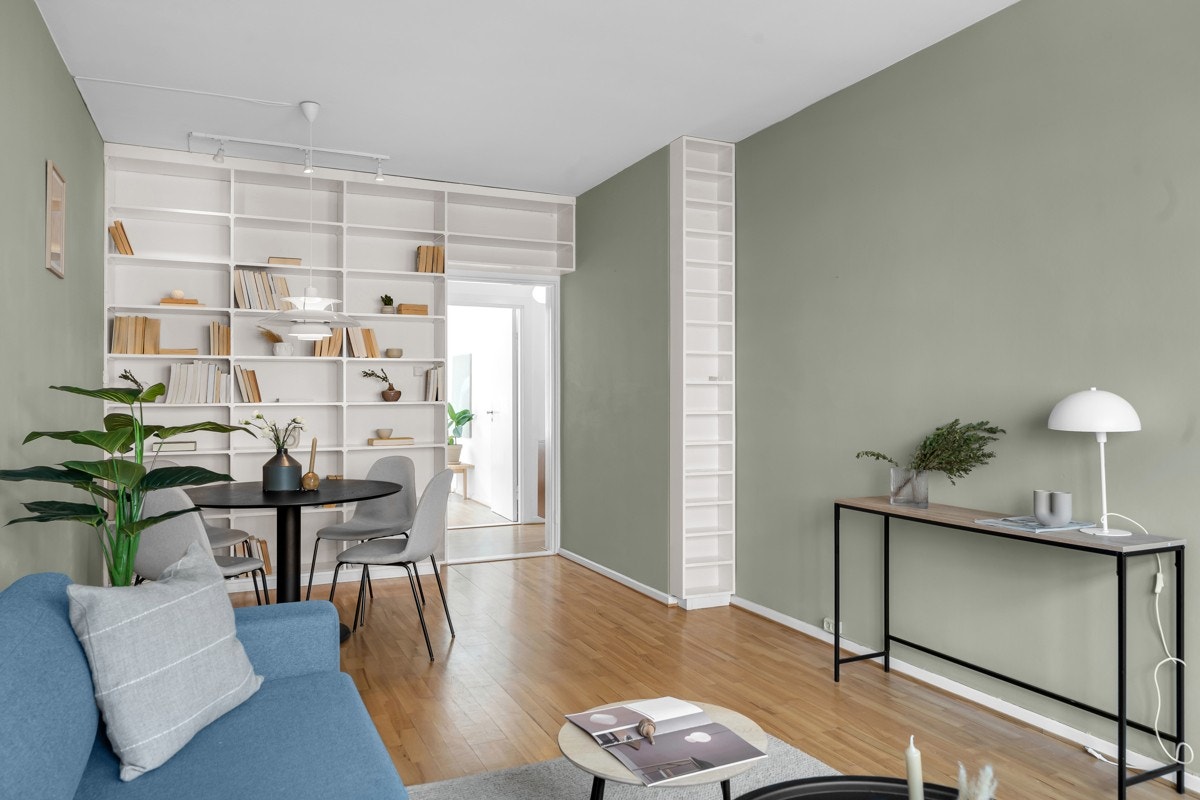 Rommets utforming gir plass til sofakrok og spiseplass. Galleribilde