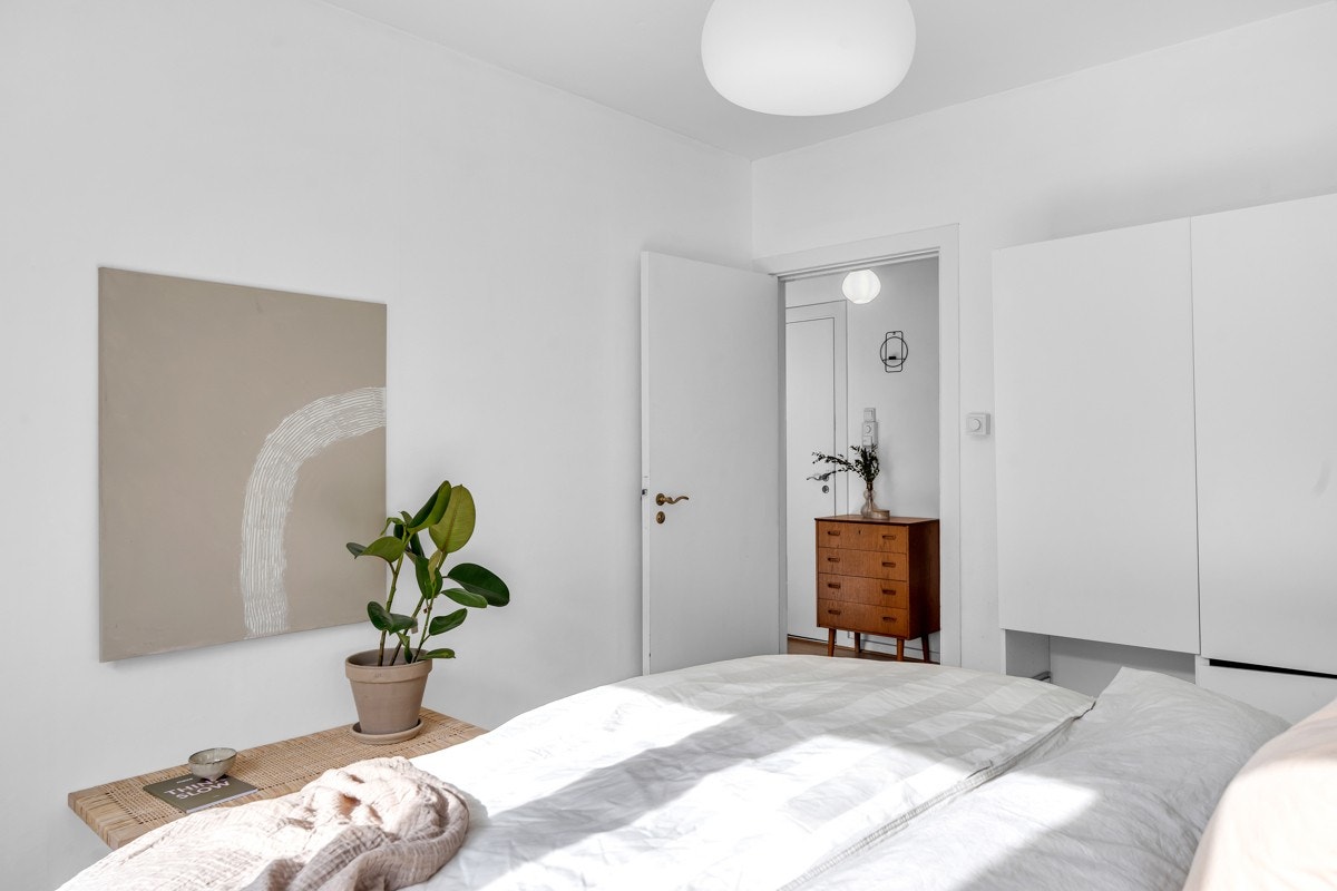 Leiligheten har pent og romslig soverom som vender mot en rolig bakgård. Galleribilde