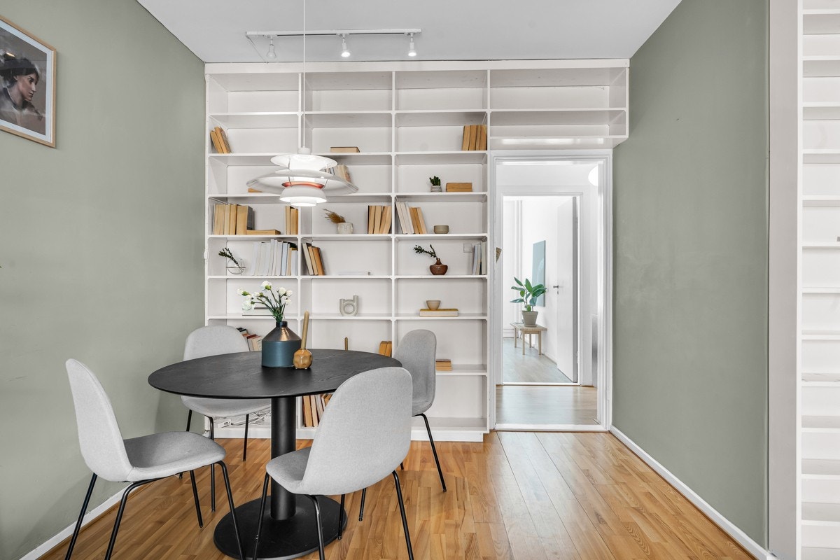 I den ene enden av stuen er det plassbygde hyller. Galleribilde