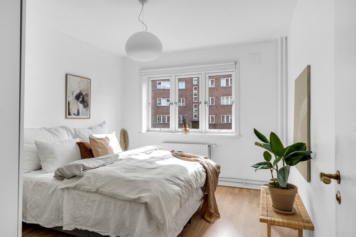 Leiligheten har pent og romslig soverom som vender mot en rolig bakgård. Galleribilde