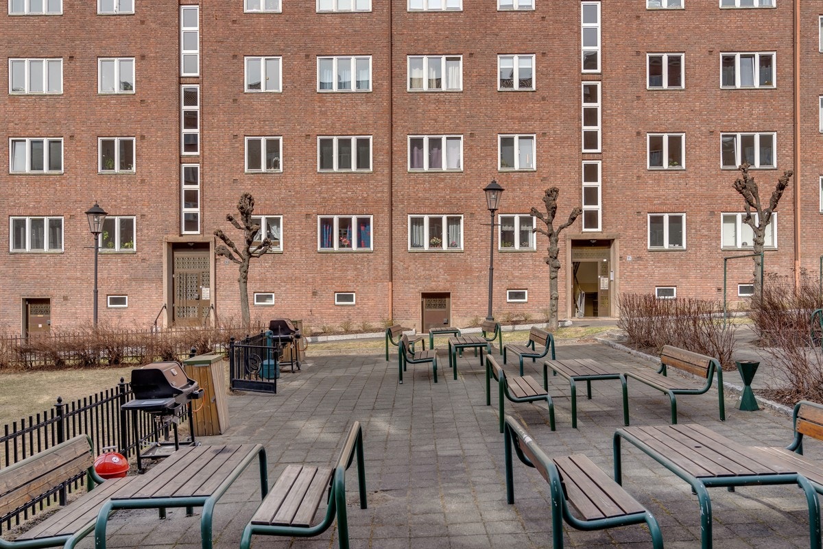 Fellesarealet er pent opparbeidet med grøntarealer og sittegrupper. Galleribilde