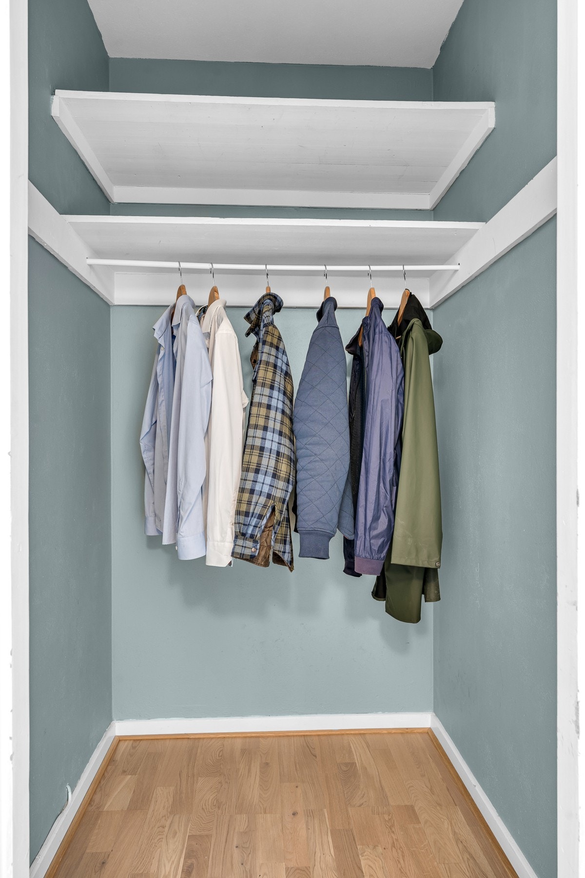 Boden passer perfekt til lagring av yttertøy og sko. Galleribilde