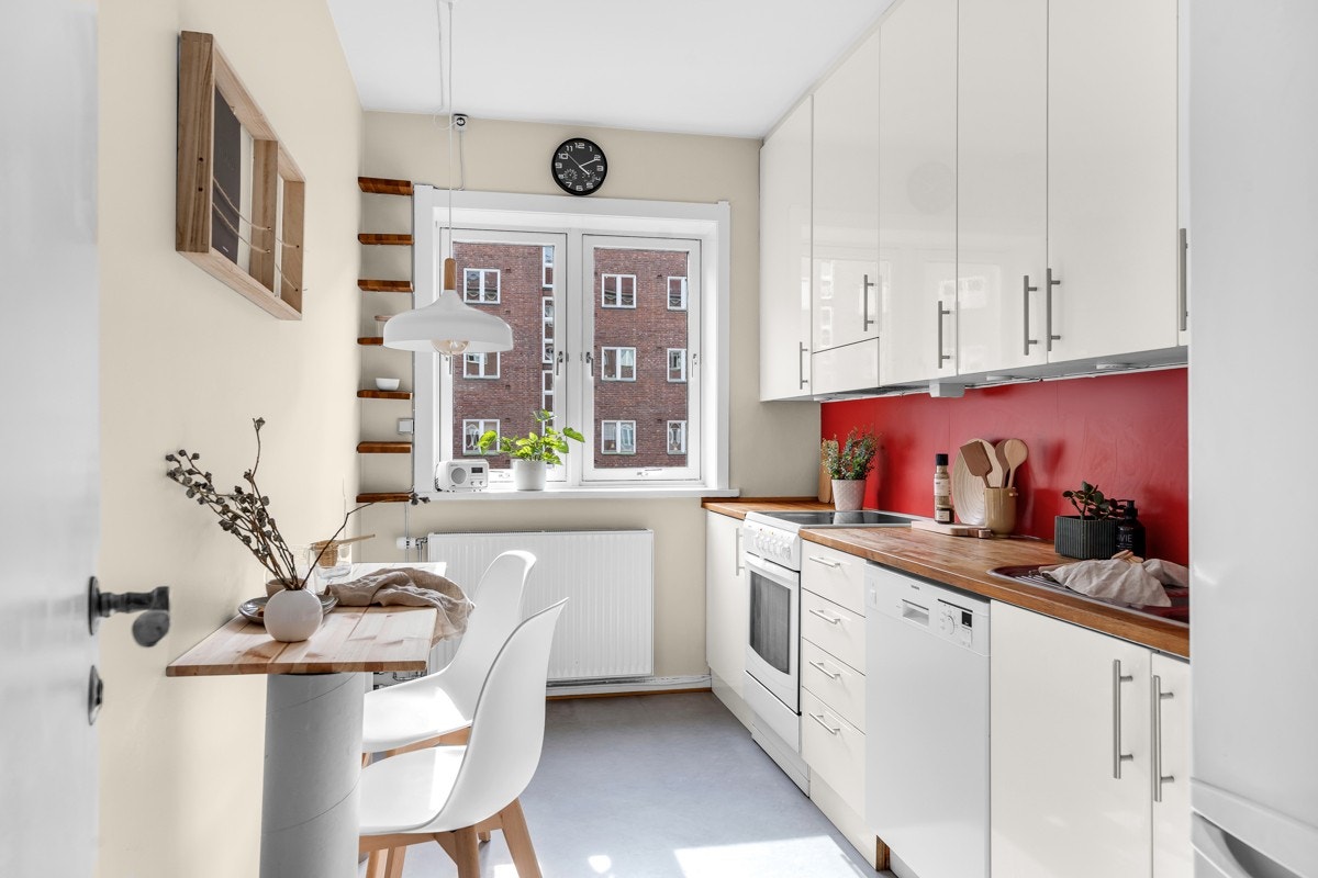 Kjøkkenet ligger i et eget rom og har plass til et hyggelig spisebord for to. Galleribilde