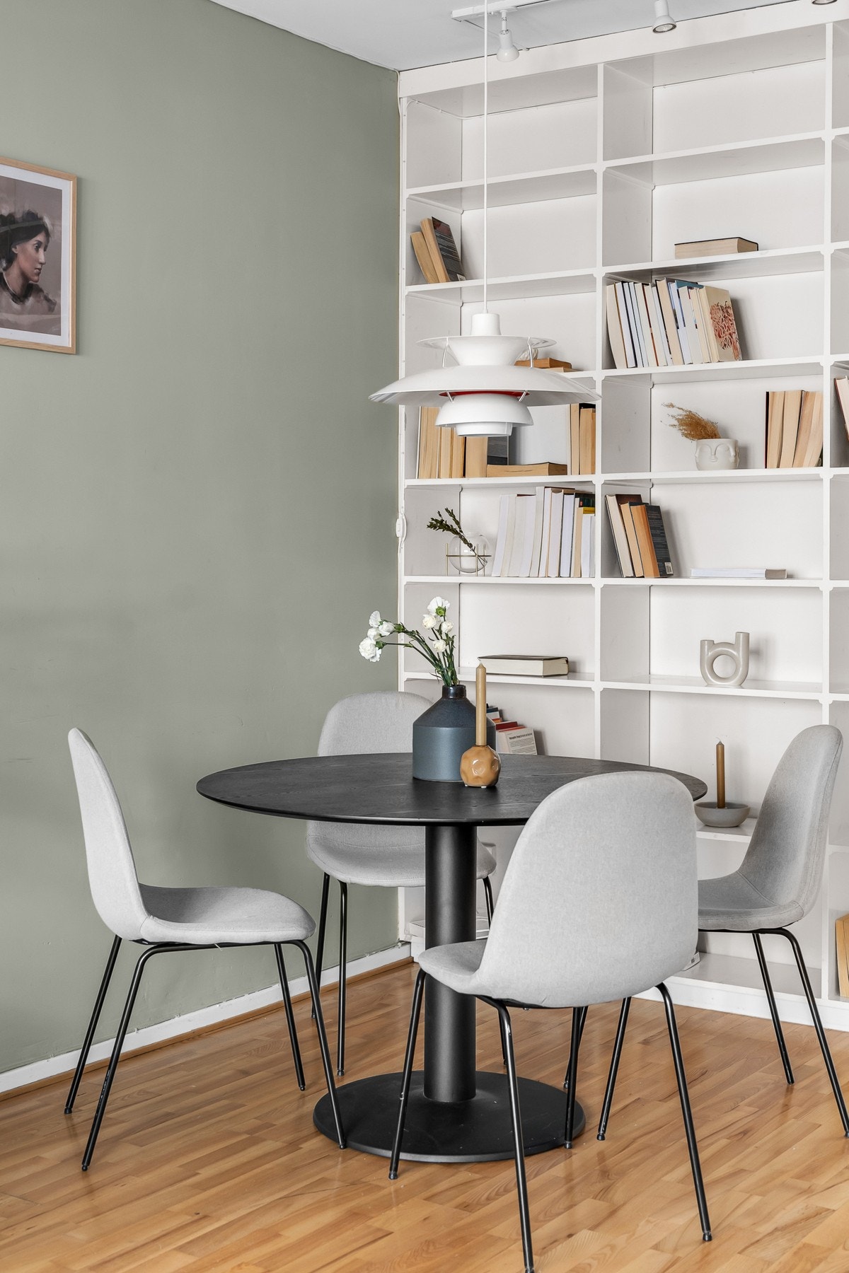 Hyggelig spiseplass i den ene enden av stuen. Galleribilde